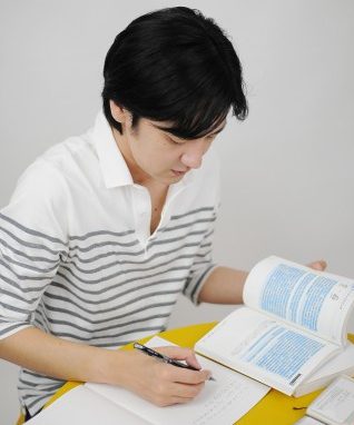 勉強する男性